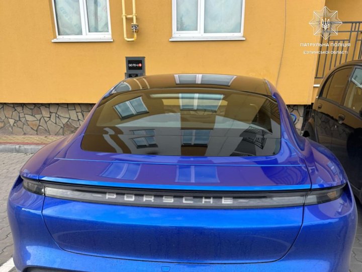 У Луцьку водій Porsche вїхав у паркан і втік з місця аварії