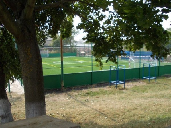 У Луцьку школа розвалюється на дві частини. ФОТО