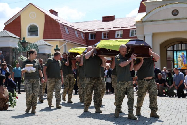 Навіки в строю: у Луцьку попрощалися з Героями Романом Меюсом та Олександром Радивоніком