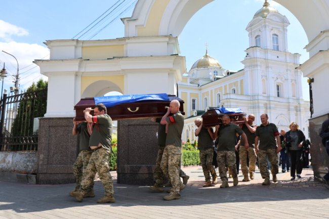 Навіки в строю: у Луцьку попрощалися з Героями Романом Меюсом та Олександром Радивоніком