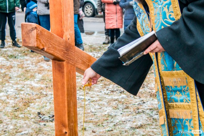 У Луцьку освятили хрест під будівництво дитячої церкви. ФОТО