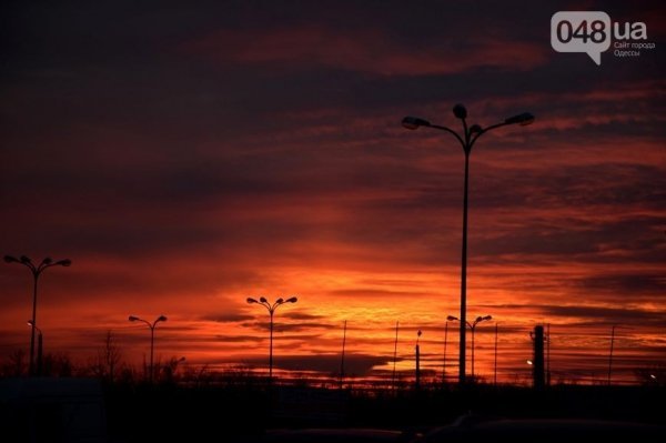 Палаюче небо: одесити сфотографували дивовижний захід сонця