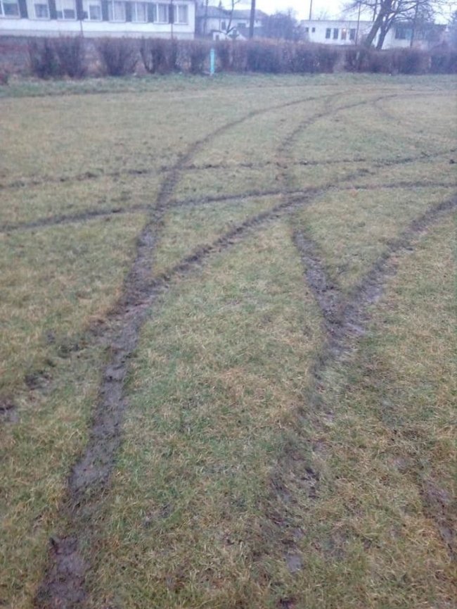 П’яні чоловіки автівкою понищили шкільне футбольне поле на Волині. ФОТО