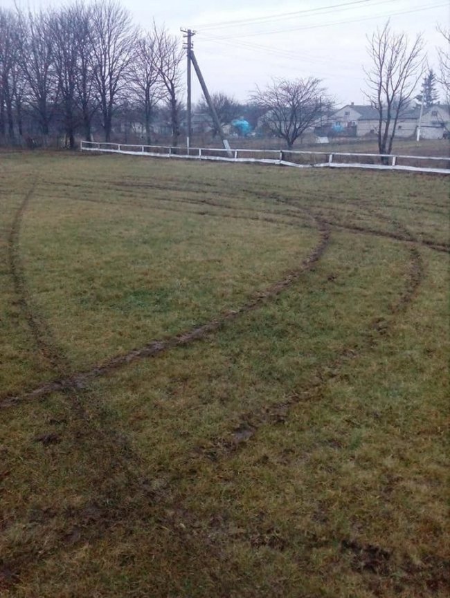 П’яні чоловіки автівкою понищили шкільне футбольне поле на Волині. ФОТО