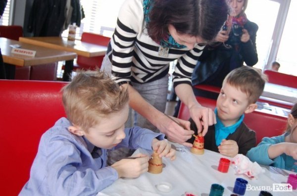 У Луцьку почали готувати подарунки до Великодня. ФОТО