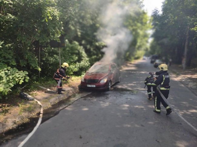 У Луцьку на ходу загорілася автівка, у салоні була жінка з дитиною. ФОТО