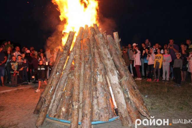 Сотні людей і величезне вогнище: як на Купала відтворювали язичницькі традиції у Шацьку. ФОТО. ВІДЕО