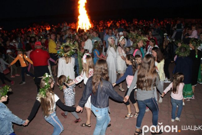 Сотні людей і величезне вогнище: як на Купала відтворювали язичницькі традиції у Шацьку. ФОТО. ВІДЕО