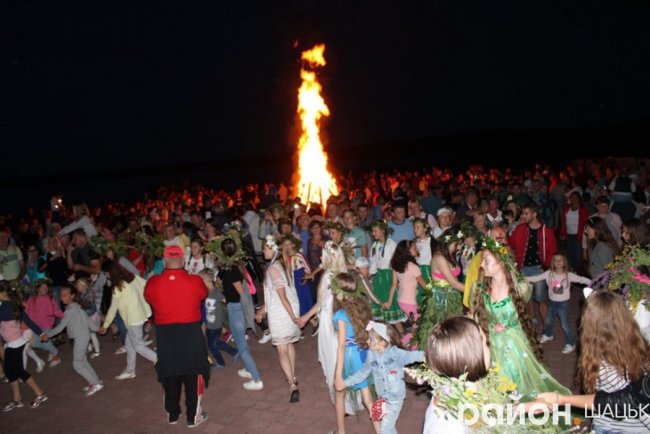 Сотні людей і величезне вогнище: як на Купала відтворювали язичницькі традиції у Шацьку. ФОТО. ВІДЕО