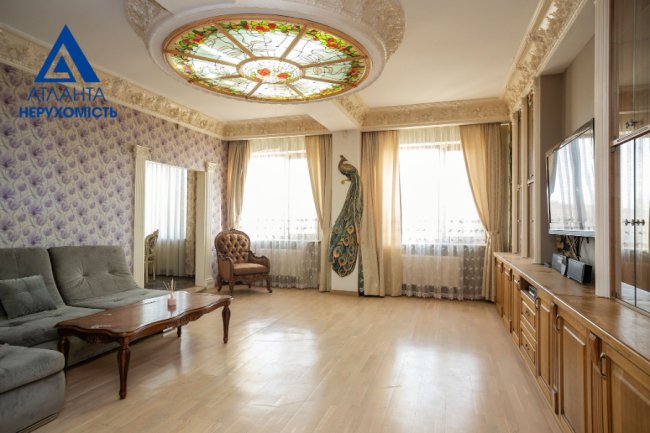 Позолота, ліпнина, вітражі: у Луцьку продають квартиру в «пшонка-стайлі». ФОТО