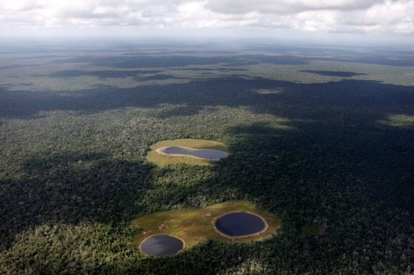 Дивовижність світу: захоплюючі карстові воронки. ФОТО
