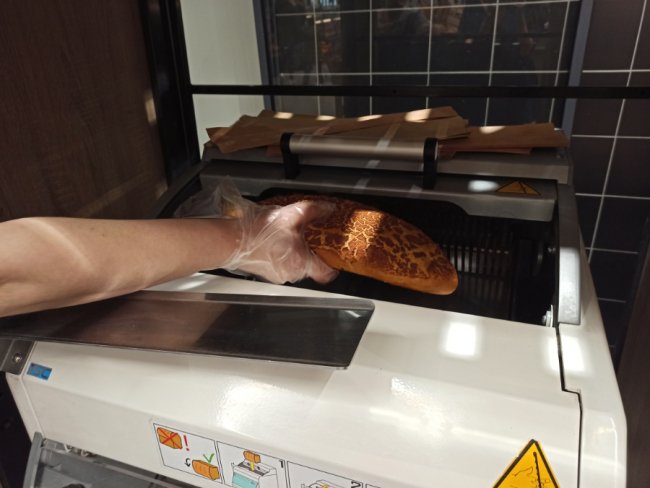 У гіпермаркеті «Там Там Сімейні традиції» встановили сучасну хліборізку. ВІДЕО*