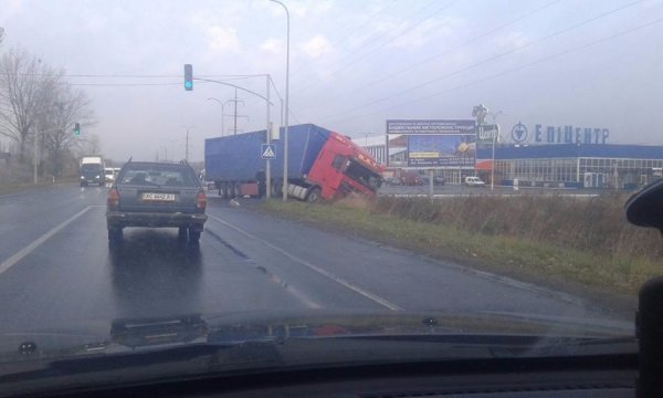 ДТП у Луцьку: вантажівка не «вписалася» в поворот і з'їхала з дороги