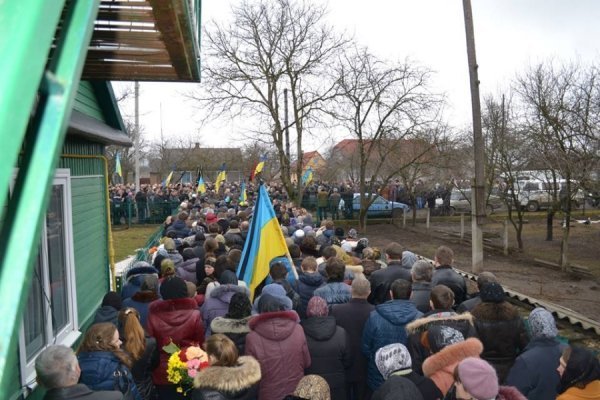 Як Нововолинськ поховав Героя Майдану. ФОТО