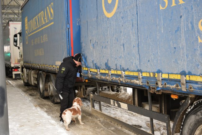 Поляки пропустили вже понад сотню фур через «Угринів»