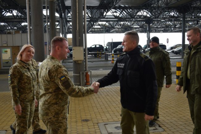 Поляки пропустили вже понад сотню фур через «Угринів»