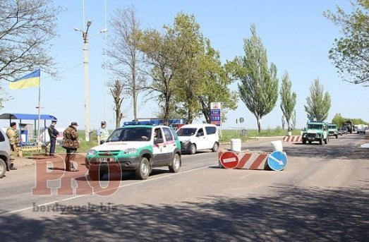 У Бердянськ стягнули багато військової техніки. ФОТО