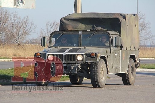 У Бердянськ стягнули багато військової техніки. ФОТО