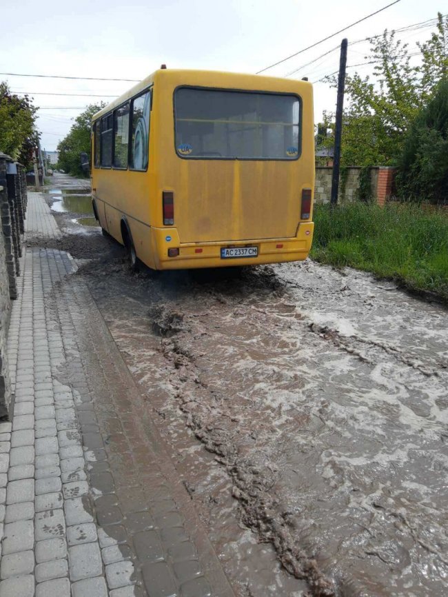 Вода доходить до будинків: у Луцьку затопило вулицю. ФОТО