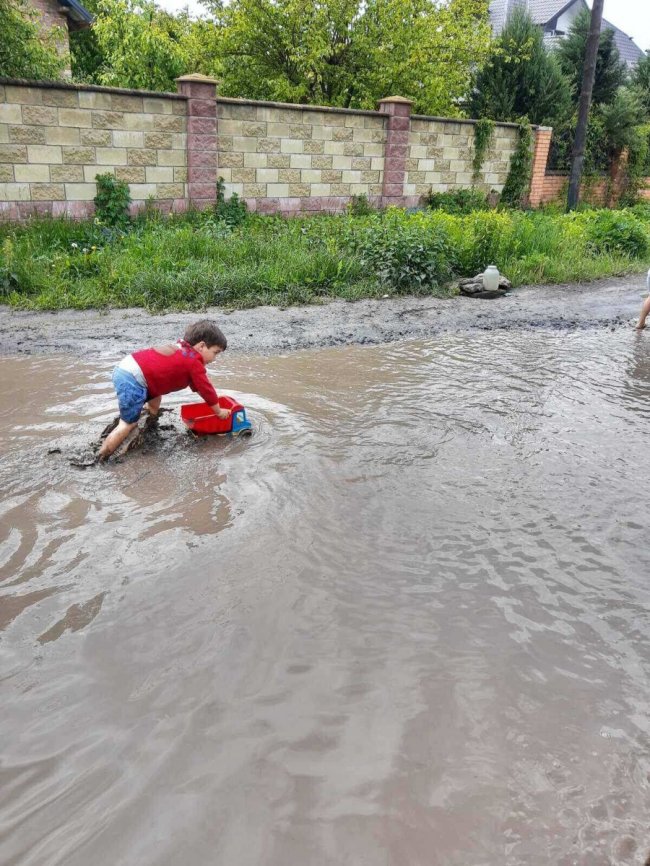 Вода доходить до будинків: у Луцьку затопило вулицю. ФОТО