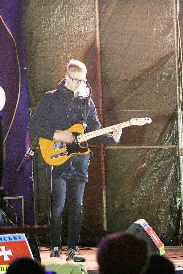 У Луцьку музиканти розважали люд на Євромайдані. ФОТО