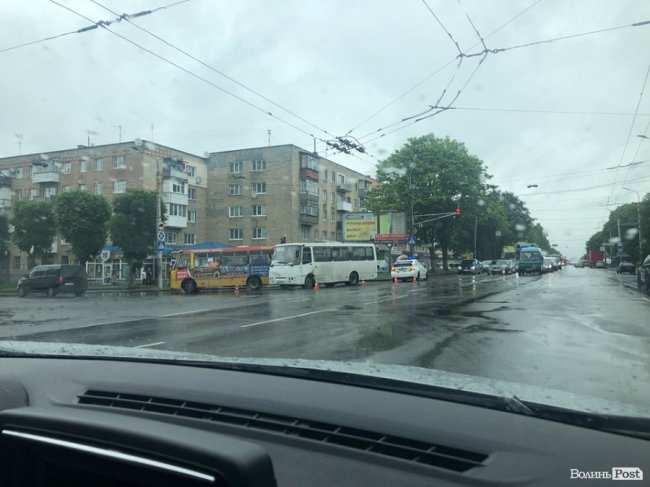 На перехресті біля «Лучеська»  – аварія з двома маршрутками. ФОТО