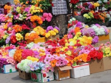 Поминальні дні: українцям розповіли, чому не варто нести на кладовища штучні квіти. ВІДЕО