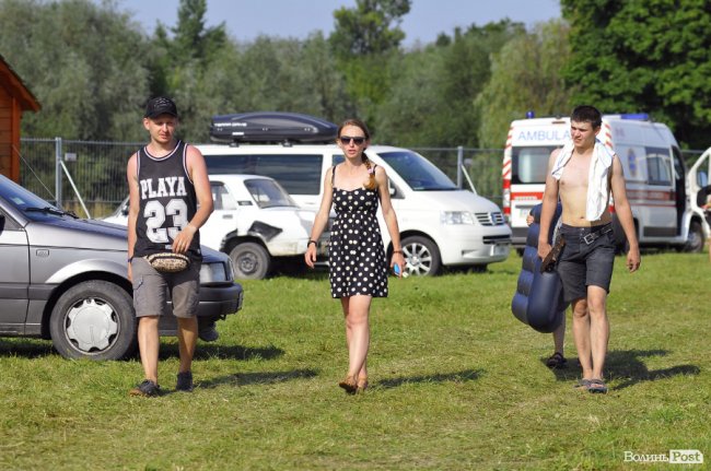 Зліва направо: члени оргкомітету фестивалю Сергій Мартинюк і Марина Хромих, крайній справа - невідомий хлопець