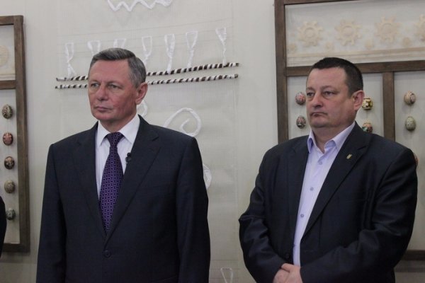 У Луцьку мер разом з дітьми малював писанки. ФОТО