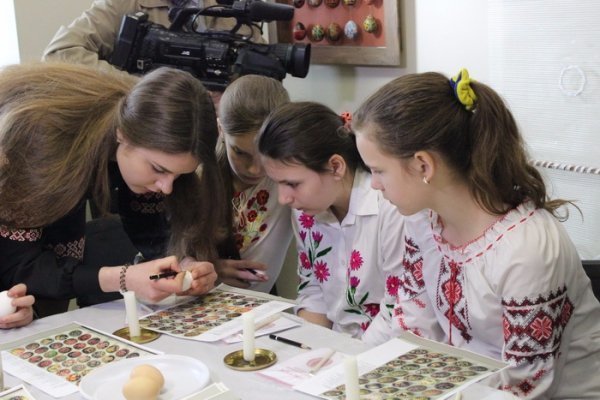 У Луцьку мер разом з дітьми малював писанки. ФОТО