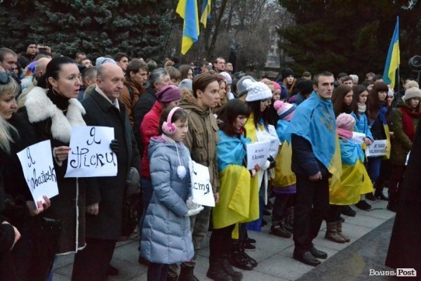 У Луцьку влаштували акцію «Я - Волноваха», щоб вшанувати загиблих на сході. ФОТО