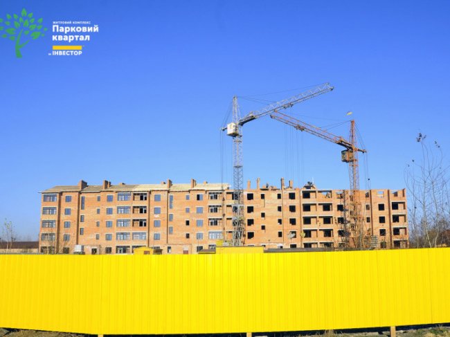 У другому будинку ЖК «Парковий квартал» встановлюють вікна та монтують дах. ФОТО*