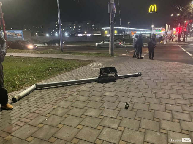 Авто збило світлофор та врізалося у дерево: у Луцьку сталася ДТП