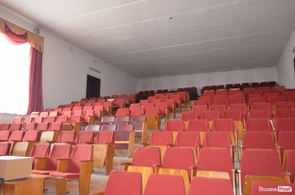 Музшколи Луцька: зал без світла, вікна старі, хори репетирують в коридорі. ФОТО