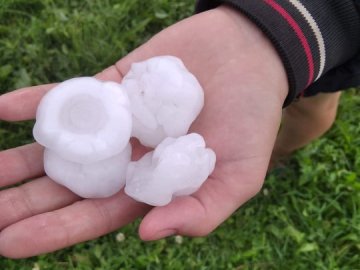 На Волині вирувала негода, випав град розміром з куряче яйце. ВІДЕО