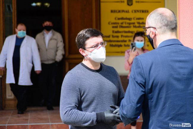 Парубій передав спецкостюми і окуляри для лікарів Волинської обласної клінічної лікарні