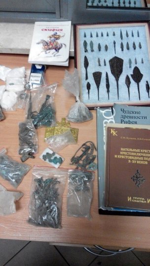 Сокири скотчем до тіла: на Волині затримали контрабандиста