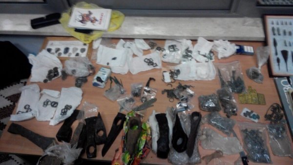 Сокири скотчем до тіла: на Волині затримали контрабандиста