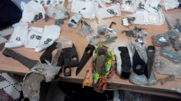 Сокири скотчем до тіла: на Волині затримали контрабандиста