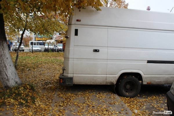 Автомобілі заважають йти тротуаром для пішоходів