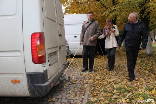 У Луцьку «на ділі» показали, як живеться незрячим. ФОТО