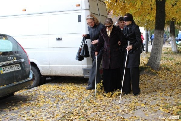 У Луцьку «на ділі» показали, як живеться незрячим. ФОТО