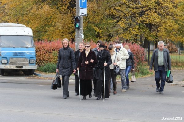 Через інтенсивний рух транспорту на вулиці Конякіна перехід дороги може стати справжнім випробуванням