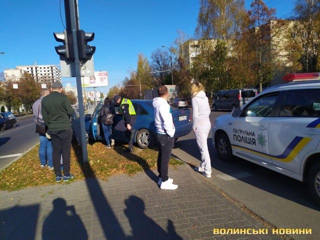У Луцьку на Соборності Ford протаранив паркан. ФОТО