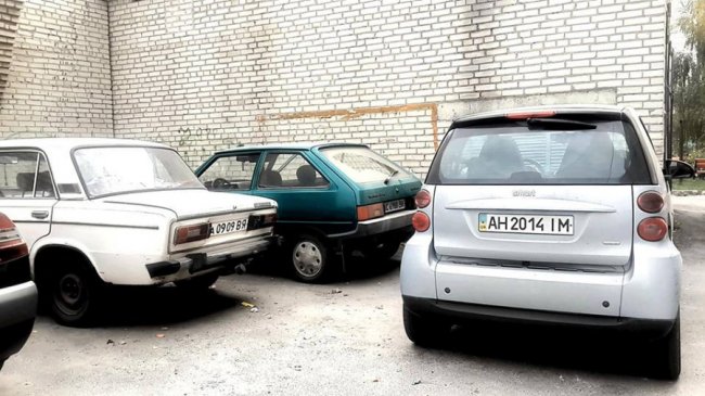 «Автоандон і злісний сєпар»: у Луцьку «смарт» перегородив рух. ФОТО