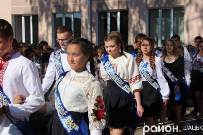 Волинські випускники зворушливо подякували вчительці