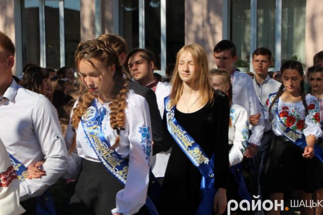 Волинські випускники зворушливо подякували вчительці