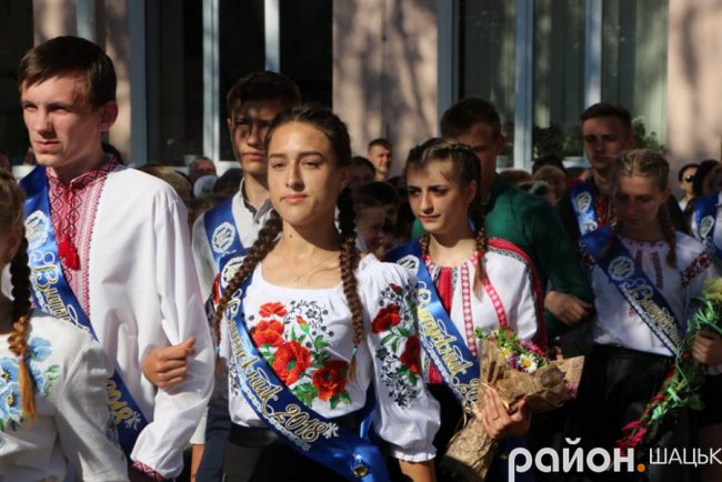 Волинські випускники зворушливо подякували вчительці