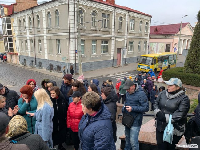 Під Луцькрадою знову мітингують базарники. ФОТО
