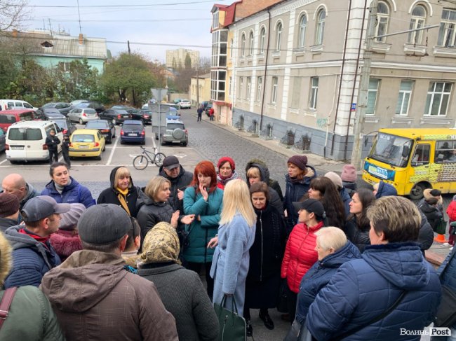 Під Луцькрадою знову мітингують базарники. ФОТО